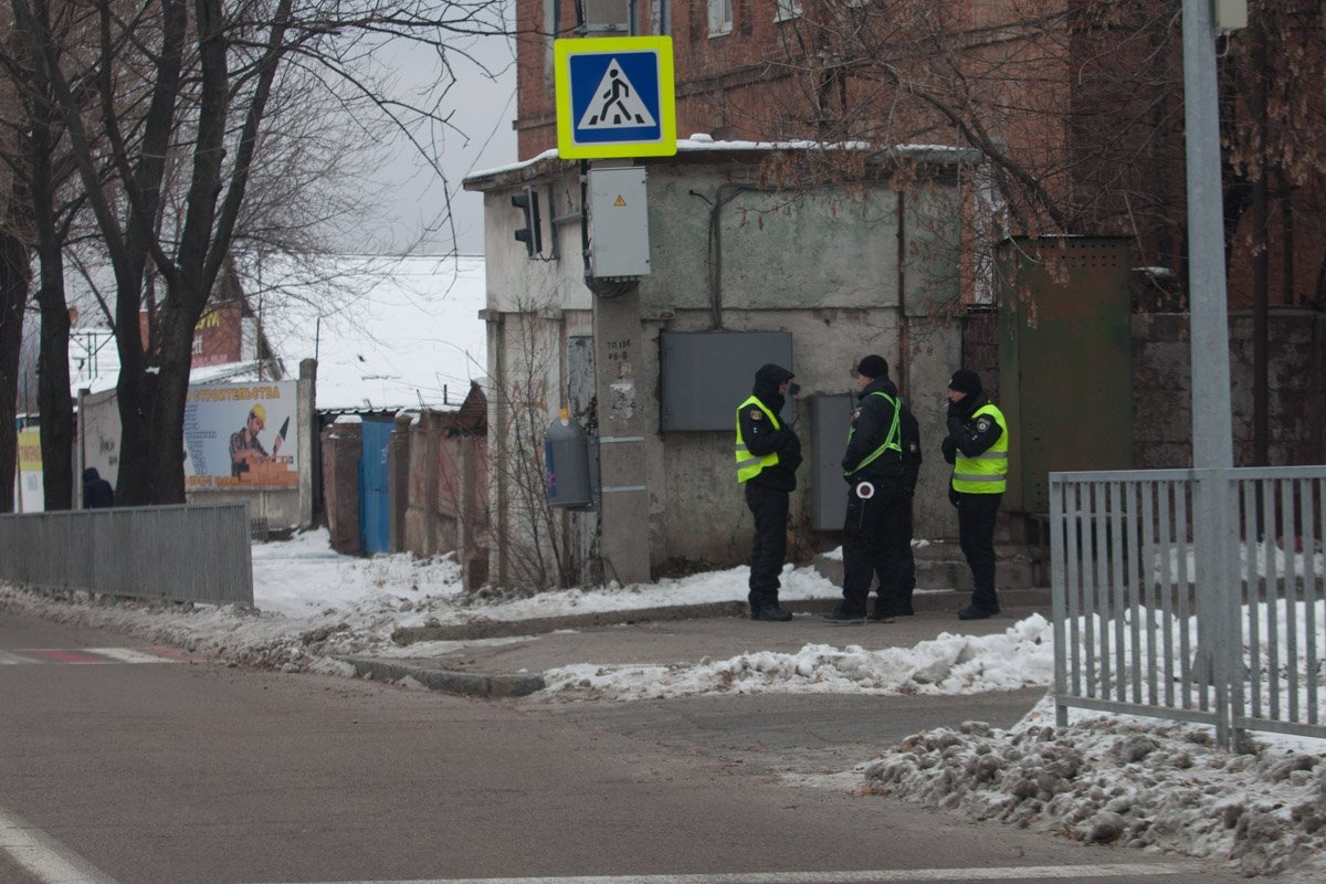 Также отключен светофор на пересечении Слобожанского проспекта и улицы Сухомлинского Также отключен светофор на пересечении Слобожанского проспекта и улицы Сухомлинского