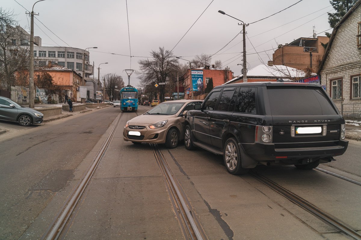 На Чернышевского столклись Hyundai и Range Rover На Чернышевского столклись Hyundai и Range Rover