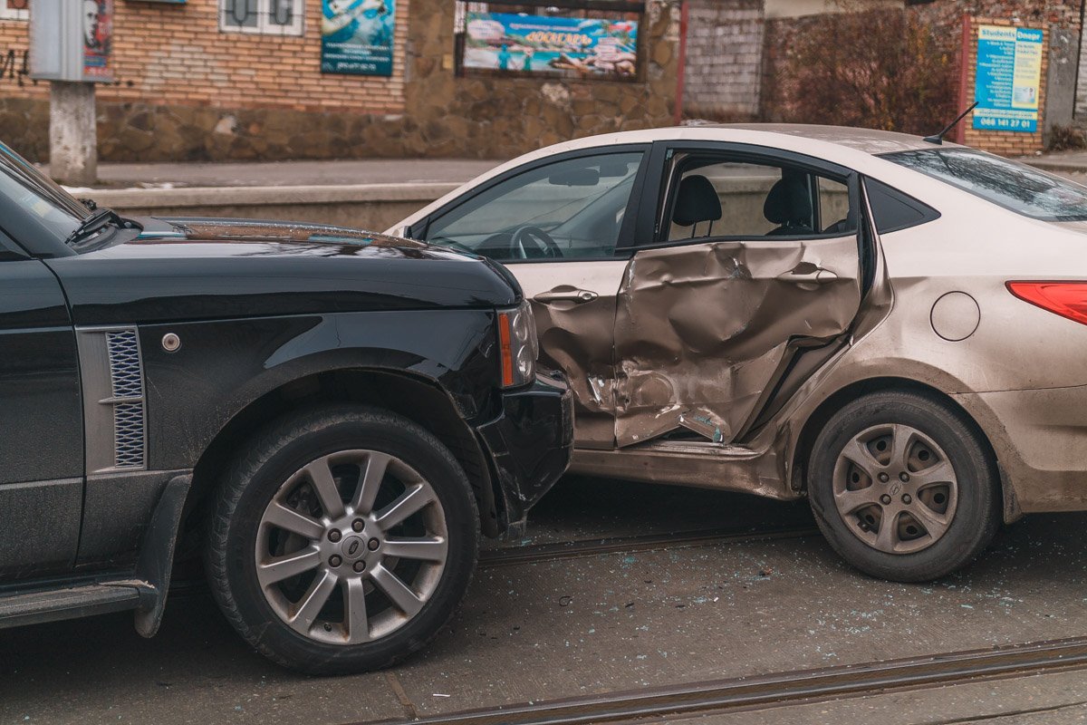 Авария произошла на трамвайных колеях Авария произошла на трамвайных колеях
