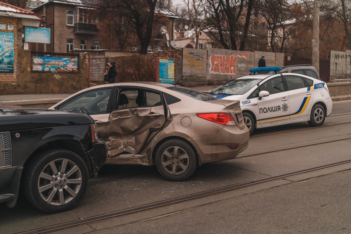 Предварительно, оба автомобиля ехали в сторону улицы Олеся Гончара Предварительно, оба автомобиля ехали в сторону улицы Олеся Гончара