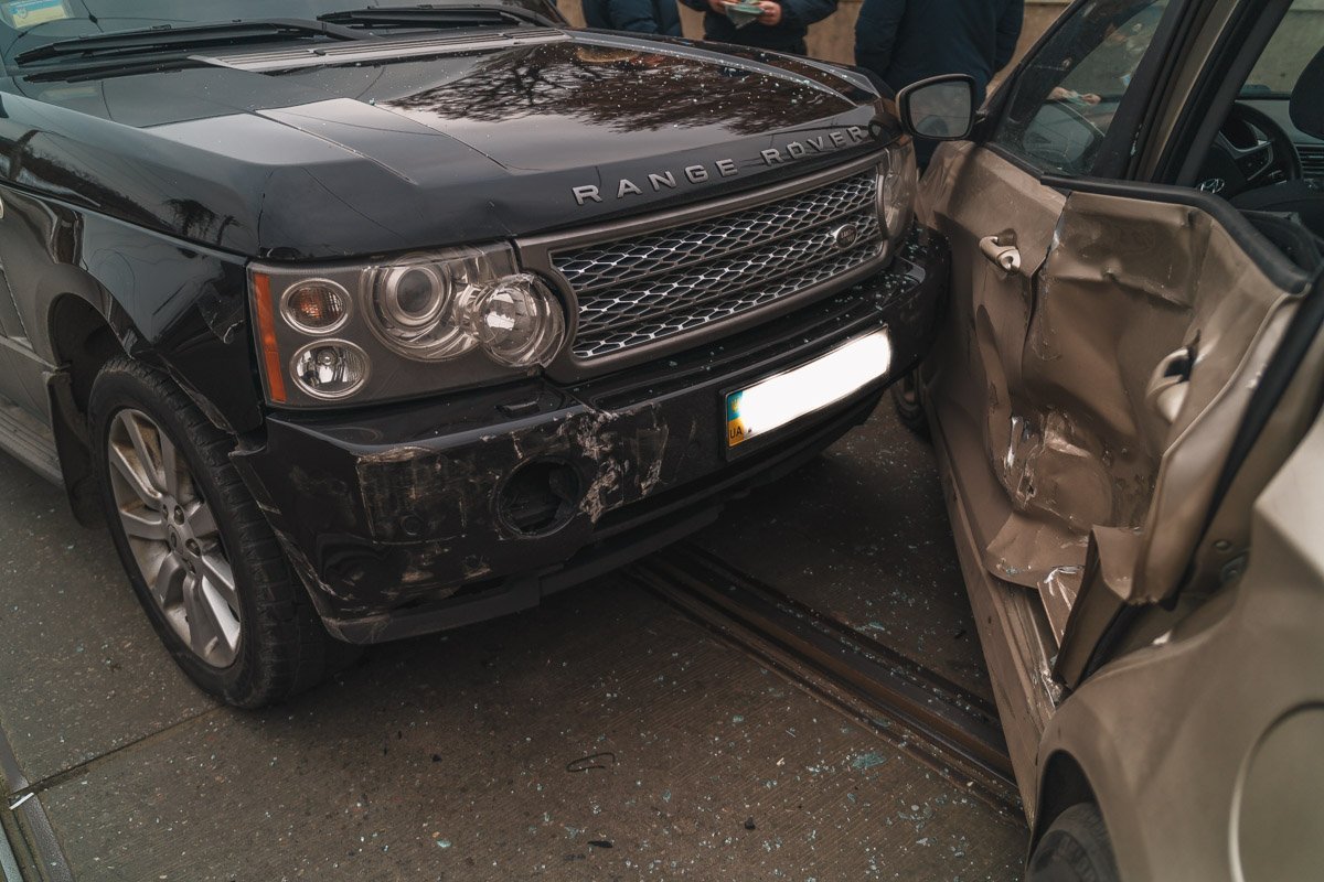 При столкновении Range Rover смял левую заднюю дверь Hyundai При столкновении Range Rover смял левую заднюю дверь Hyundai