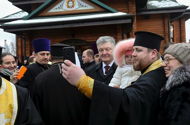 Петр Порошенко и митрополит Епифаний помолились в Днепре 1