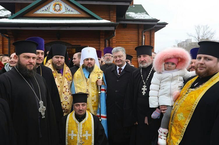Петр Порошенко и митрополит Епифаний помолились в Днепре 3