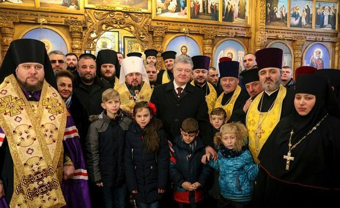Петр Порошенко и митрополит Епифаний помолились в Днепре 4