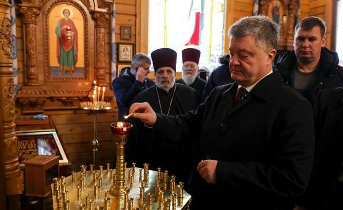 Петр Порошенко и митрополит Епифаний помолились в Днепре 5