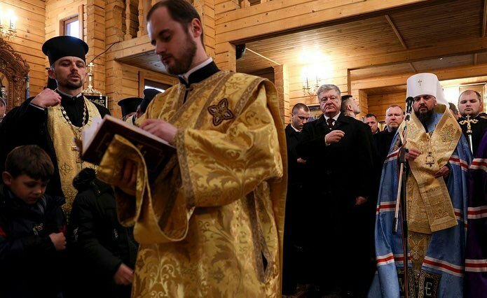 Петр Порошенко и митрополит Епифаний помолились в Днепре 6