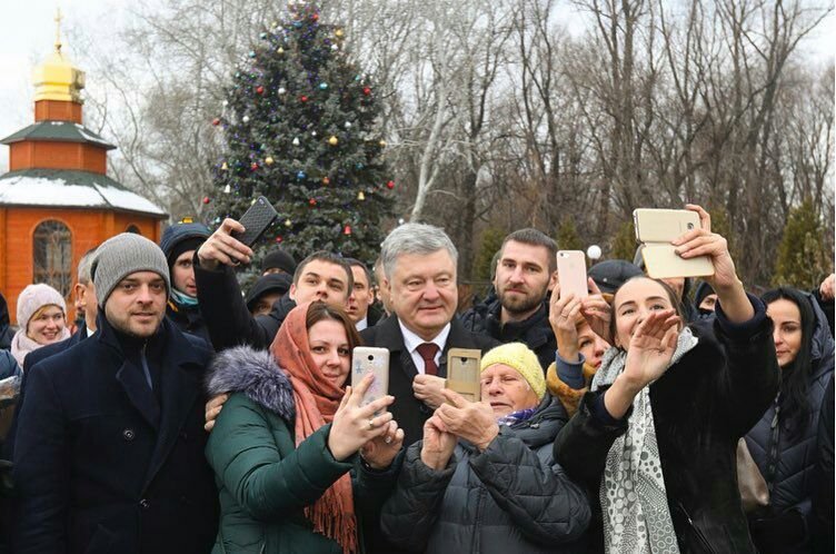 Петр Порошенко и митрополит Епифаний помолились в Днепре 7