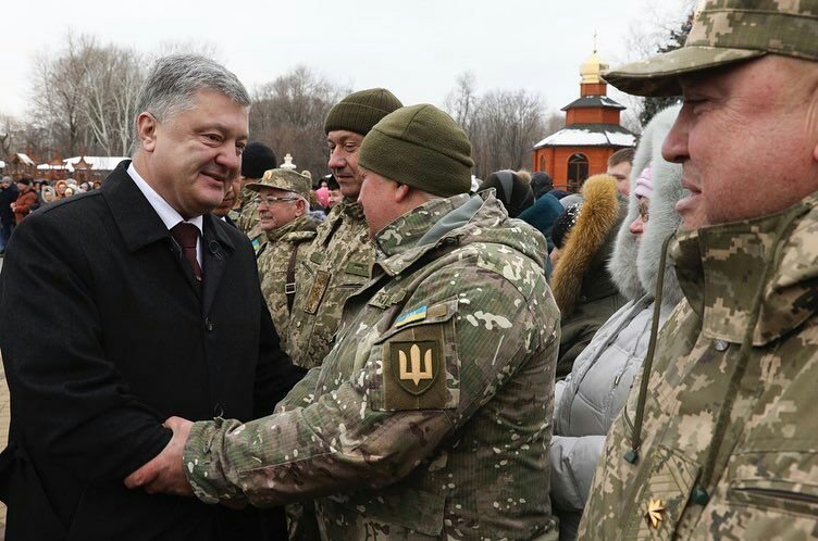 Петр Порошенко и митрополит Епифаний помолились в Днепре 8