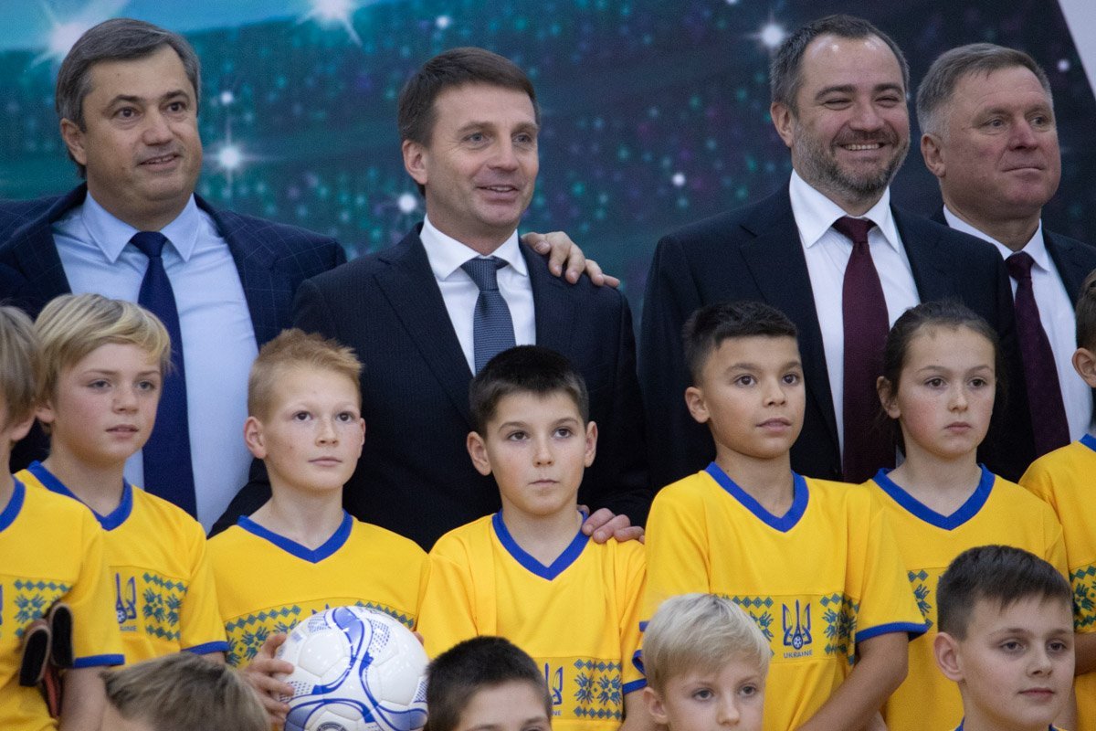 Ребята получили сетки с мячами Ребята получили сетки с мячами