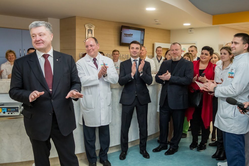 Президент Петр Порошенко, главврач Центра Игорь Македонский, глава облсовета Глеб Пригунов и председатель ДнепрОГА Валентин Резниченко