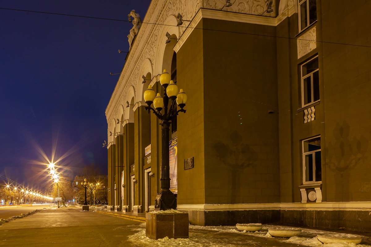 Возле ДК убирают Возле ДК убирают