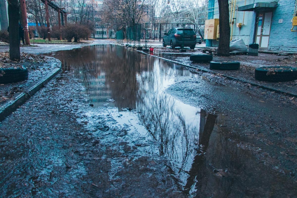 Территория университета в лужах