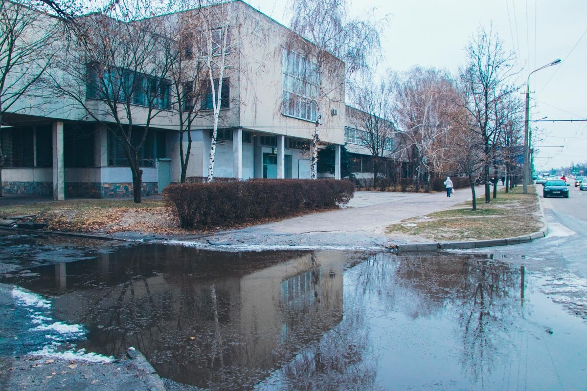 Вода вытекает на проезжую часть