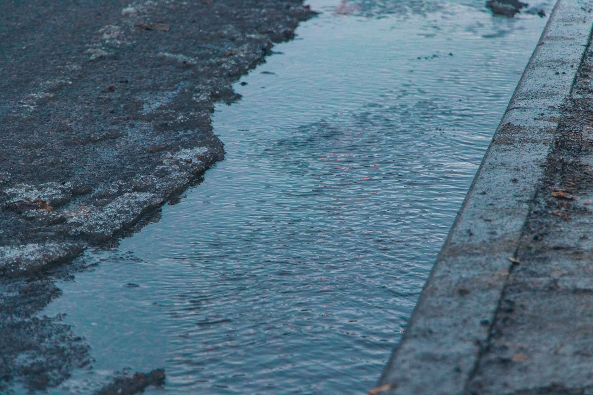 Из-за минусовой температуры дорога медленно, но уверенно превращается в каток