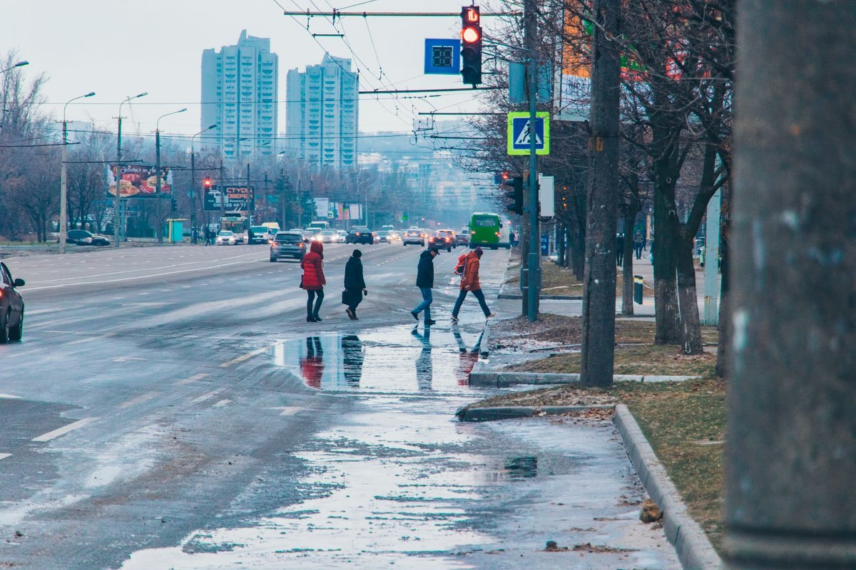 Первая полоса в сторону Космической в лужах