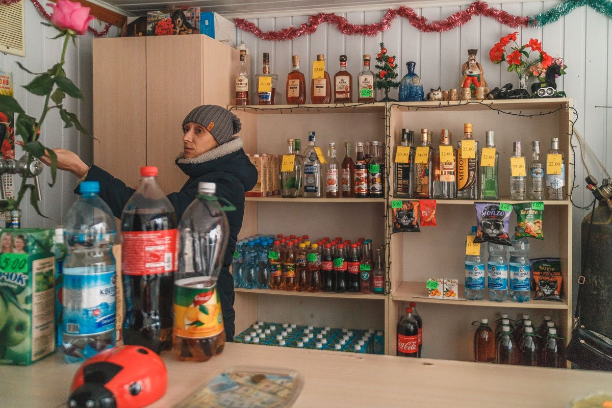Продавец утверждает, что у магазина есть лицензия на продажу спиртного Продавец утверждает, что у магазина есть лицензия на продажу спиртного