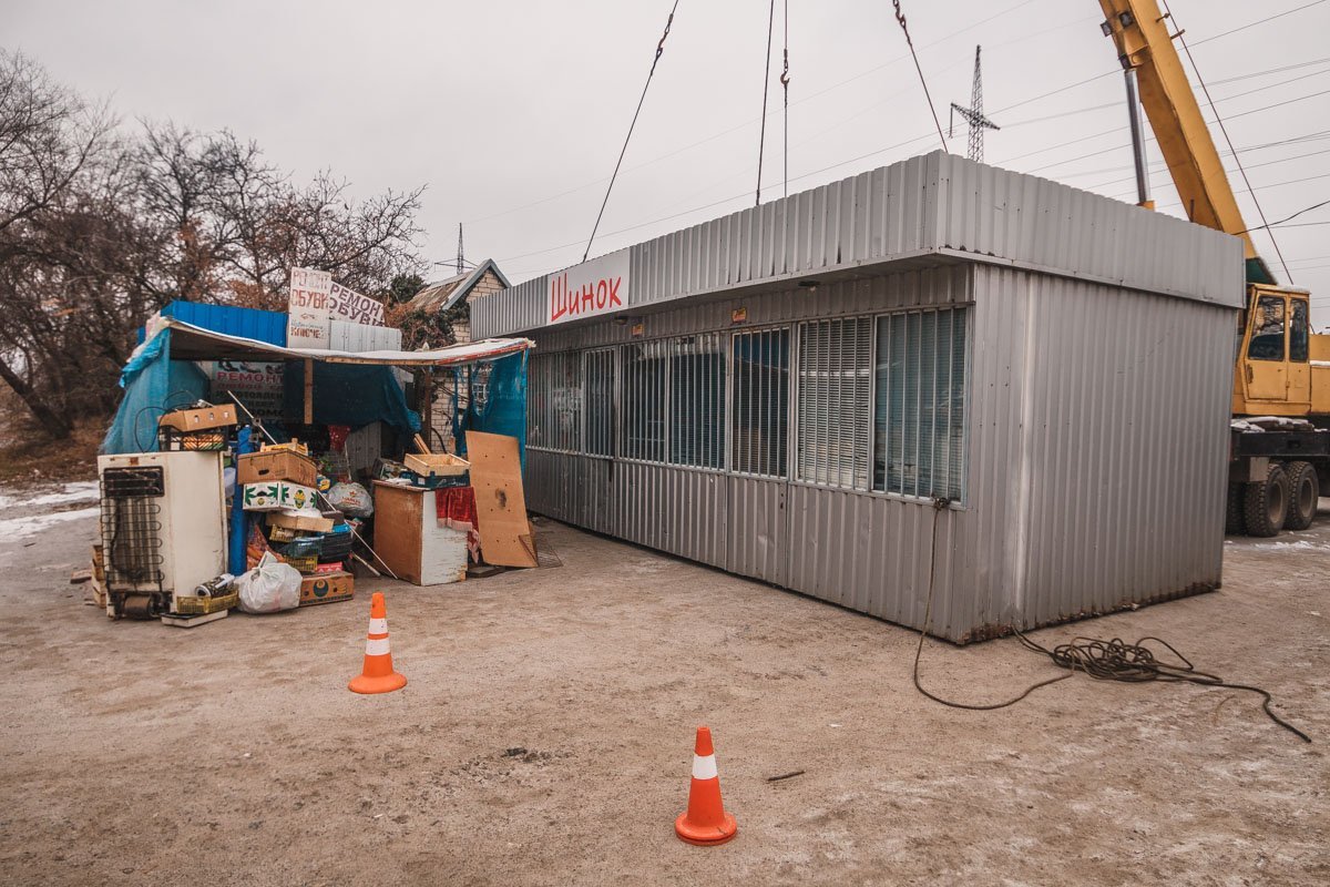 Соседняя палатка осталась на месте Соседняя палатка осталась на месте