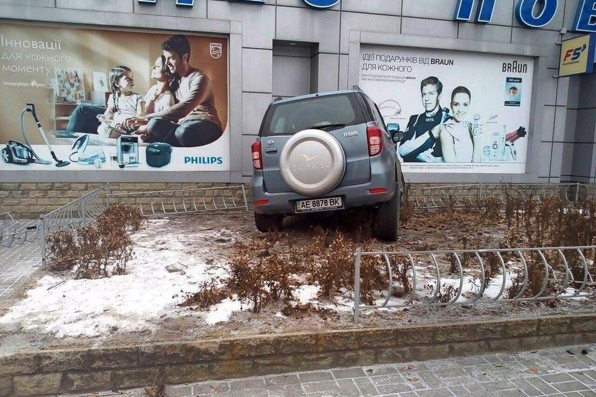 Предварительно, водитель автомобиля не справилась с управлением Предварительно, водитель автомобиля не справилась с управлением