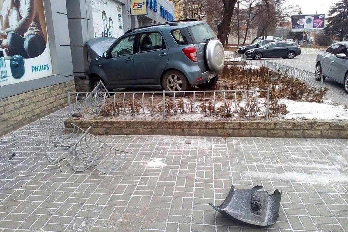 Остановилось авто лишь тогда, когда врезалось в здание магазина Остановилось авто лишь тогда, когда врезалось в здание магазина