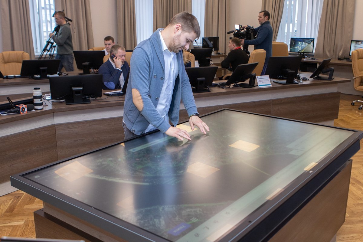 Огромный планшет, с помощью которого можно "бегать" по карте