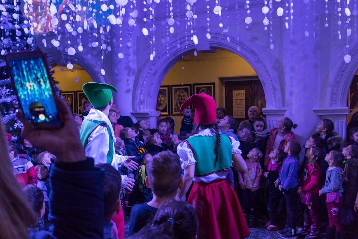 Малышей из области привезли в Днепровский театр драмы и комедии