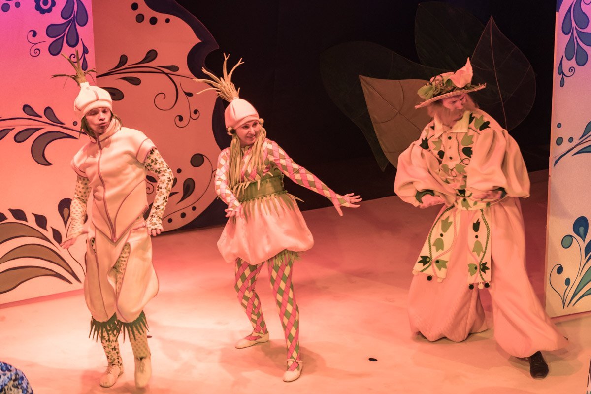 Актеры были в необычных костюмах 