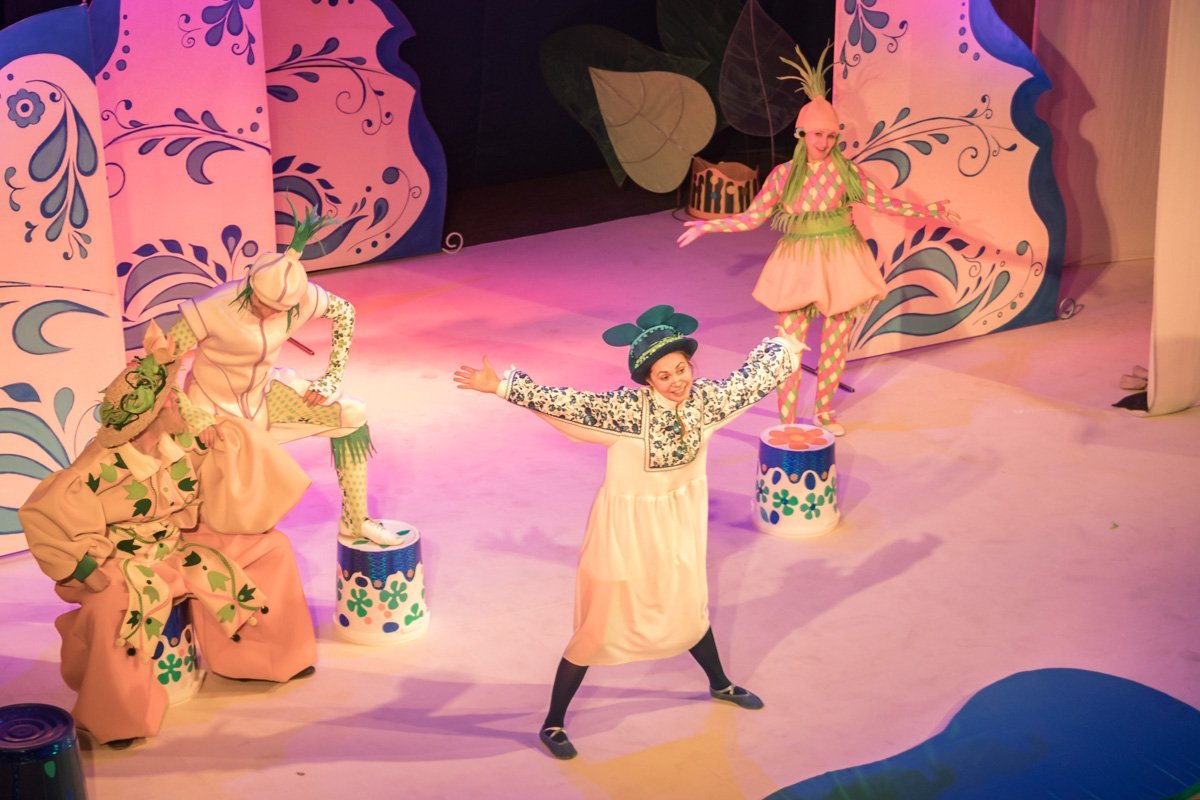 Актеры подарили детям улыбки