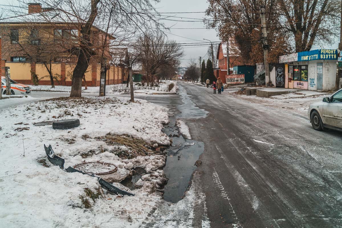 Предварительно, рабочие не сумели найти место порыва трубы