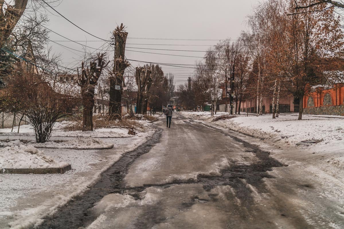 Сейчас этом участке дороги не комфортно ни водителям, ни пешеходам