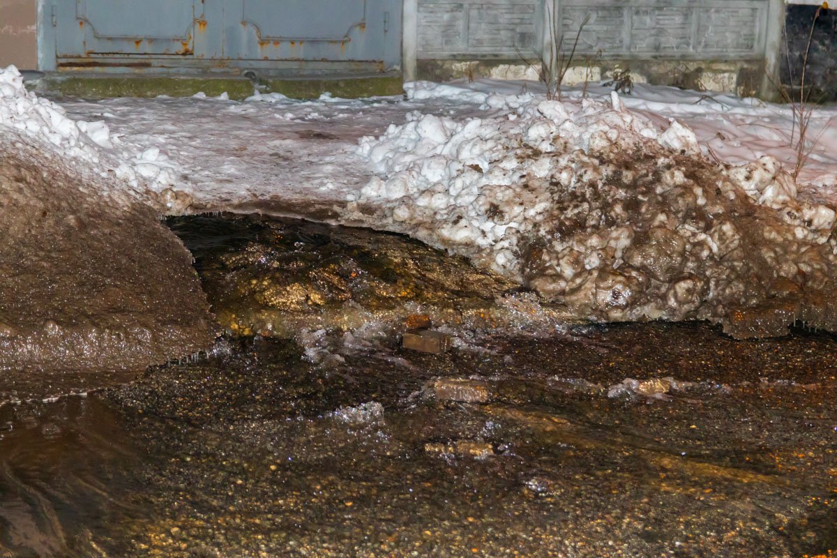 Вода бьет из-под люка Вода бьет из-под люка