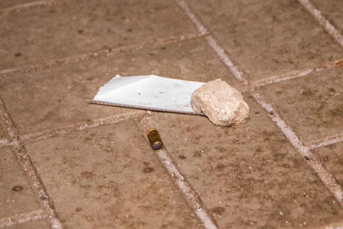 На месте происшествия патрульные нашли две гильзы