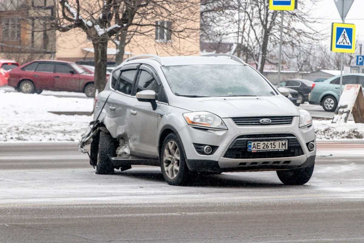От удара Ford развернуло