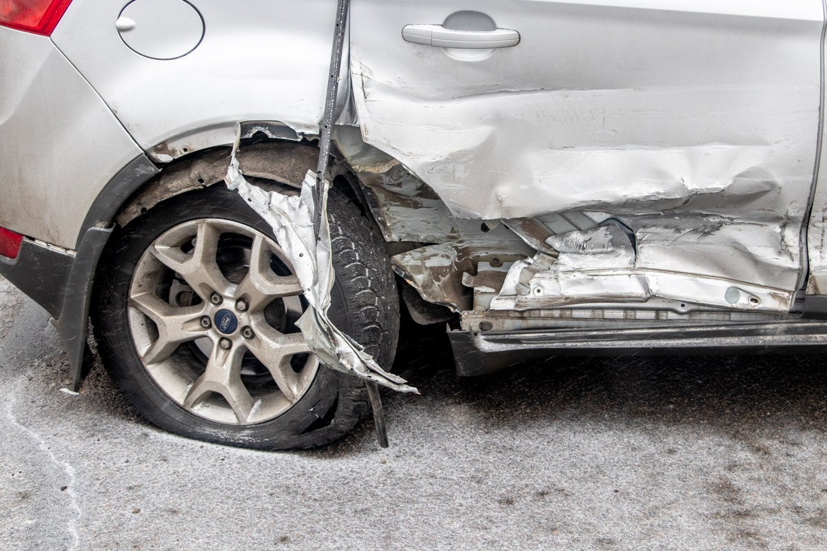 Удар пришелся на правую заднюю дверь