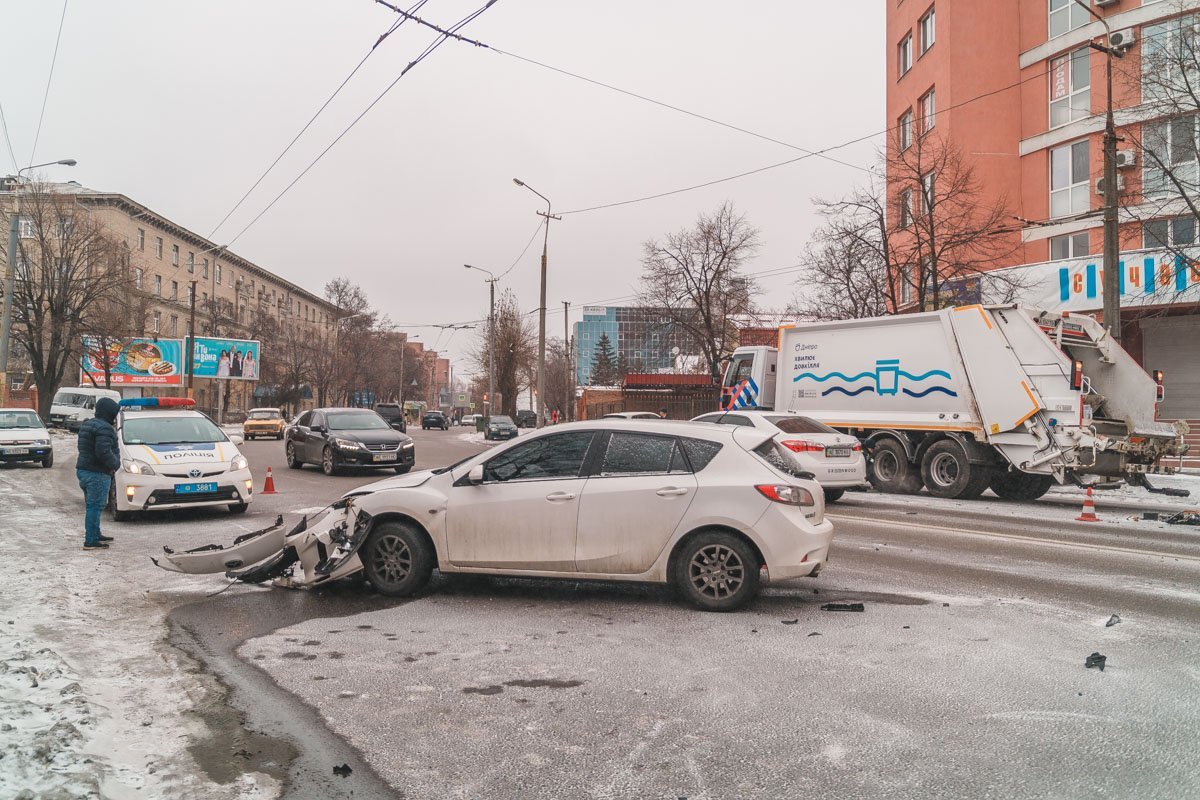 Предварительно, легковушку занесло на повороте Предварительно, легковушку занесло на повороте