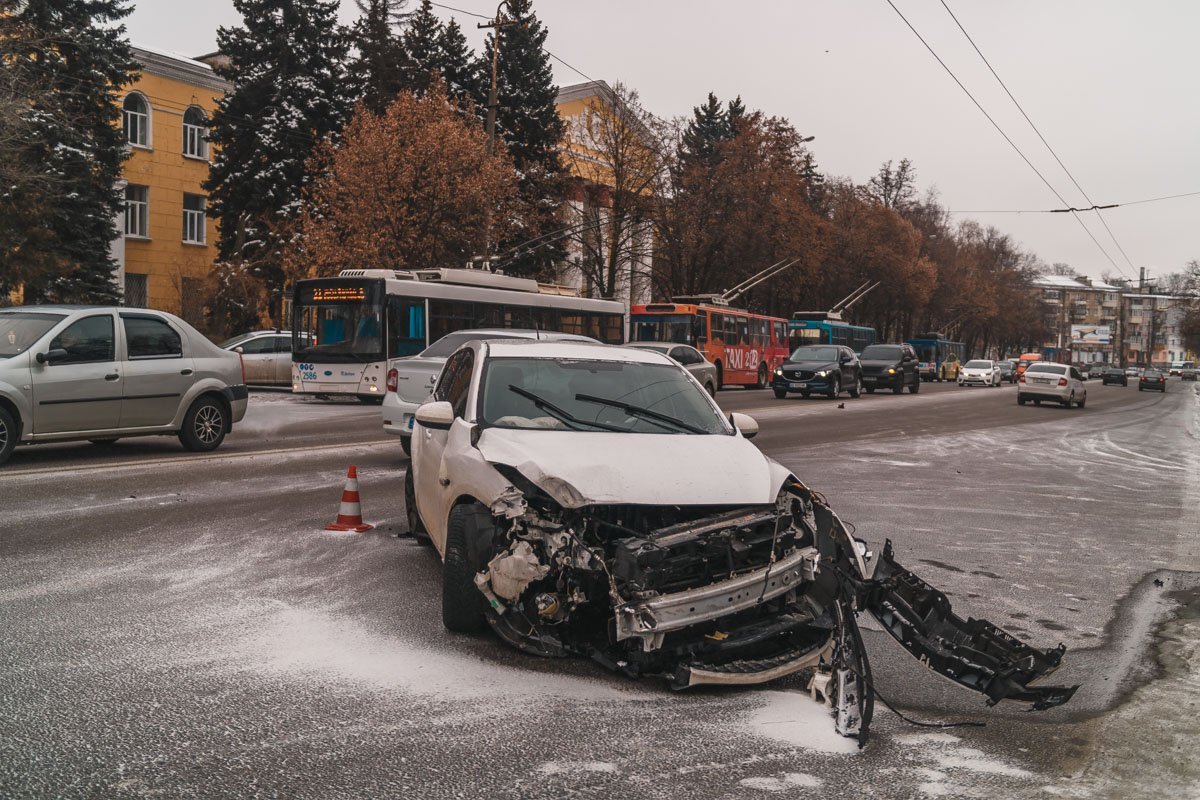 Автомобиль вылетел на встречку, где практически лоб в лоб столкнулся с мусоровозом Автомобиль вылетел на встречку, где практически лоб в лоб столкнулся с мусоровозом
