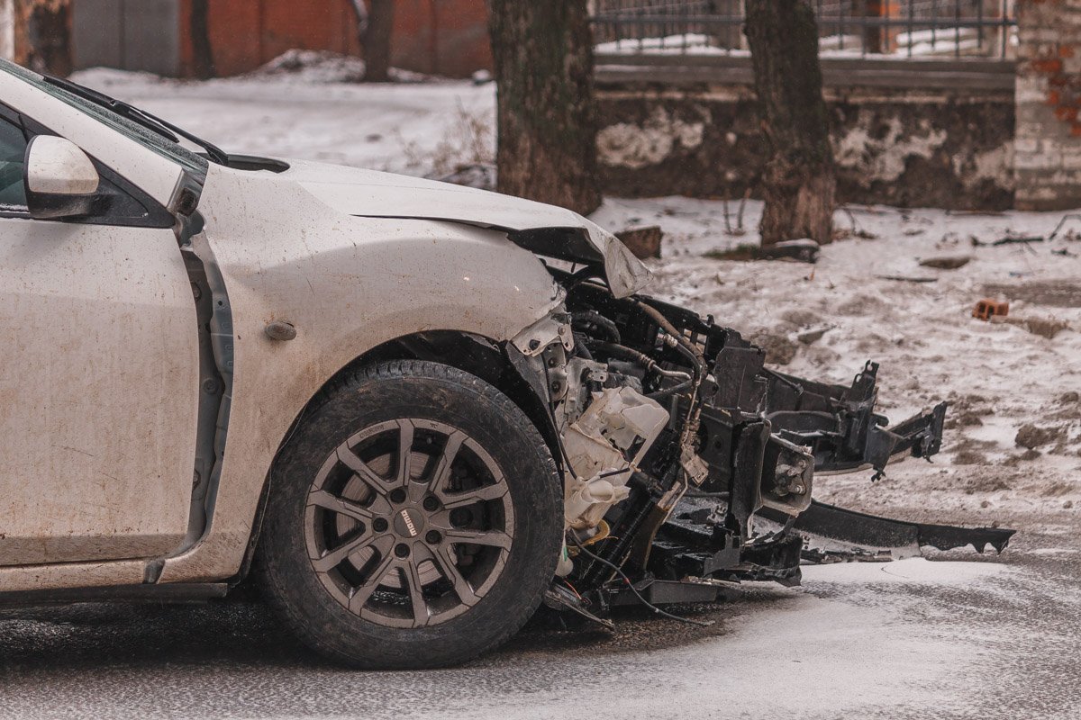 Передняя часть Mazda разбита Передняя часть Mazda разбита