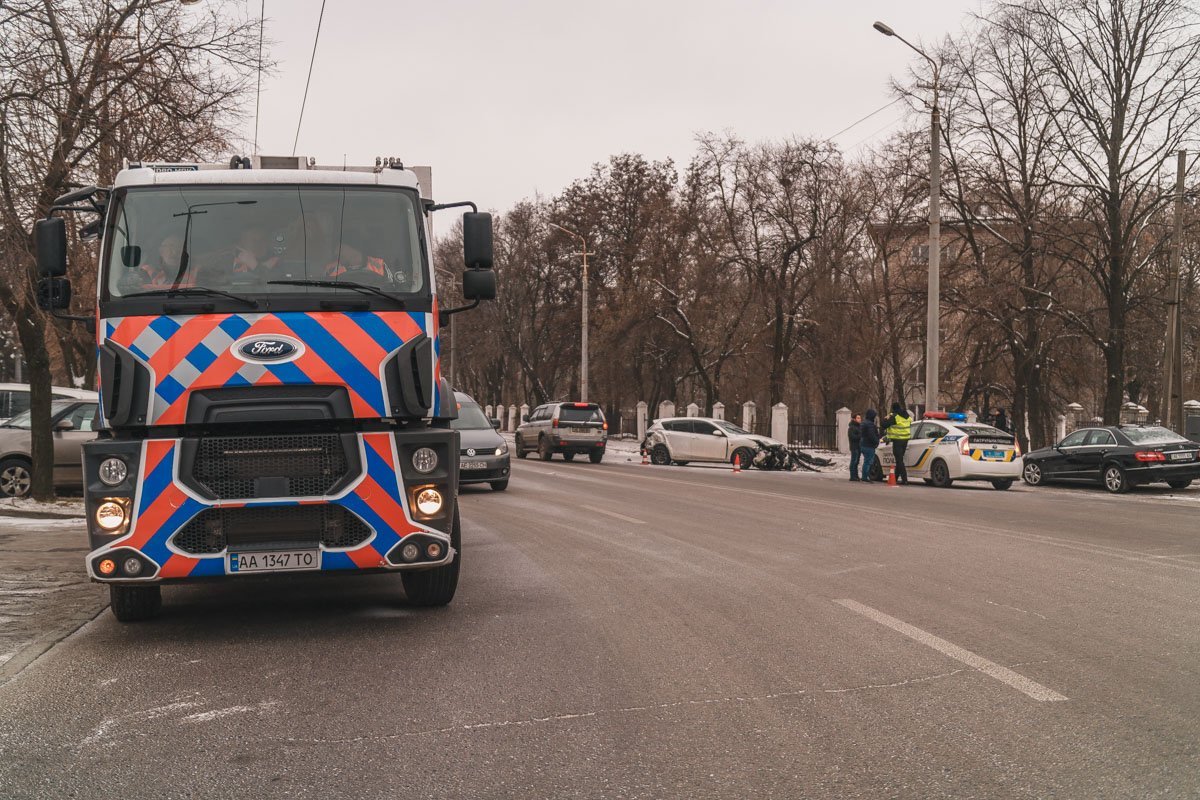 На место вскоре прибыл патрульный экипаж На место вскоре прибыл патрульный экипаж