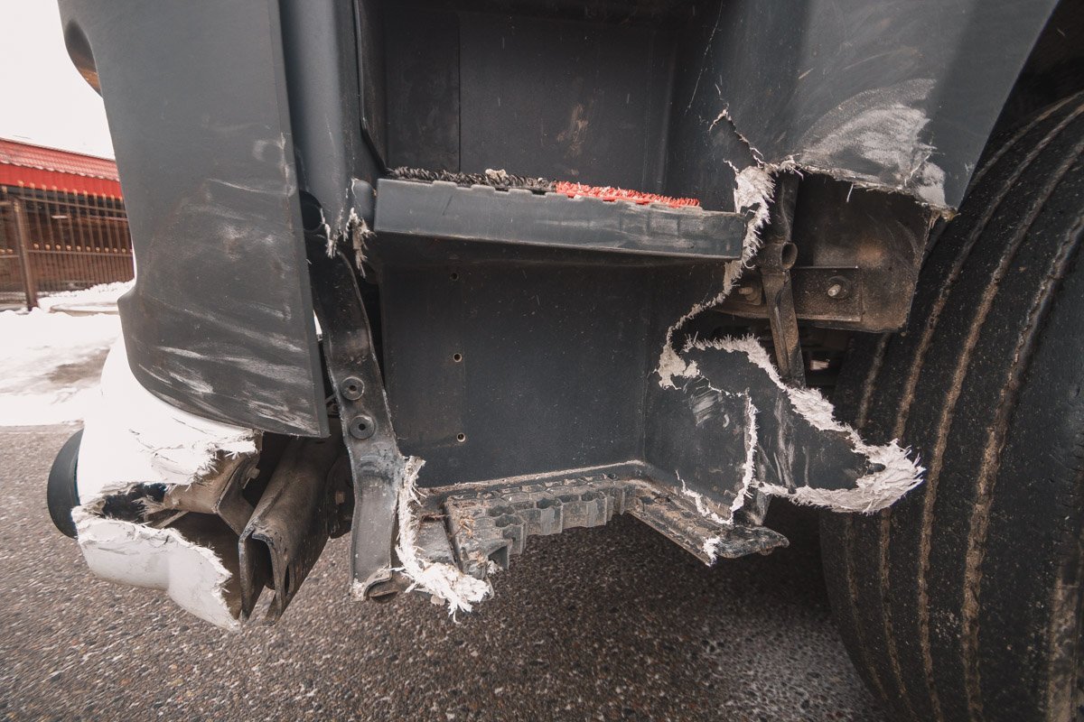 Повреждения у мусоровоза минимальные Повреждения у мусоровоза минимальные