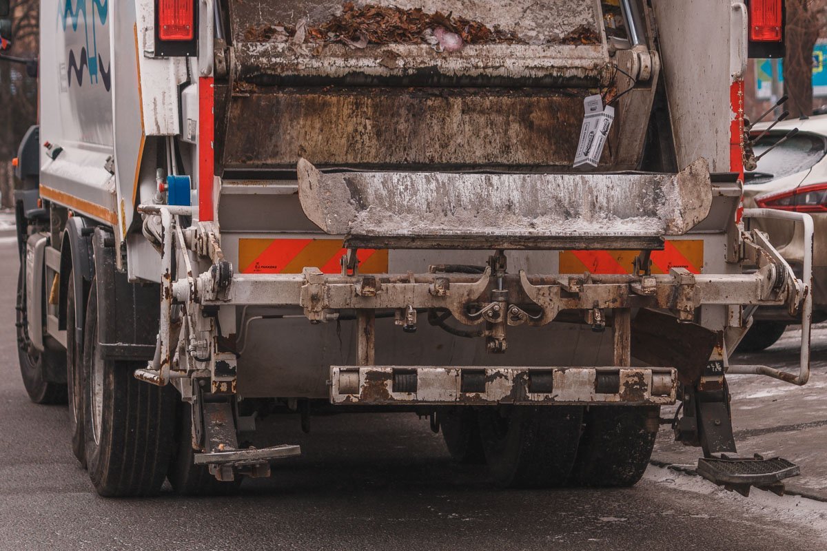 Мусоровоз двигался в сторону Нагорного рынка Мусоровоз двигался в сторону Нагорного рынка