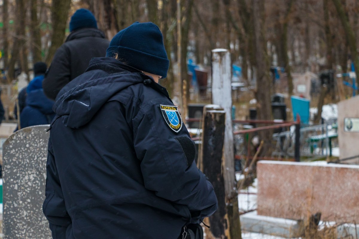 На месте работают сотрудники патрульной полиции, следственно-оперативная группа и судмедэксперты На месте работают сотрудники патрульной полиции, следственно-оперативная группа и судмедэксперты