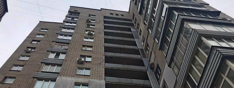 В Днепре женщина выбросилась с балкона многоэтажки
