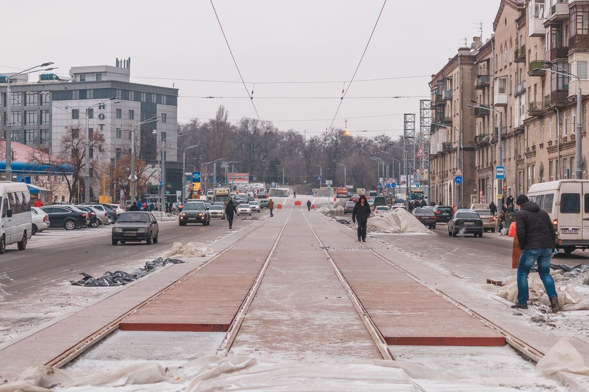Бетонные шпалы засыпали щебеночным балластом, а немецкие — залили бетоном Бетонные шпалы засыпали щебеночным балластом, а немецкие — залили бетоном