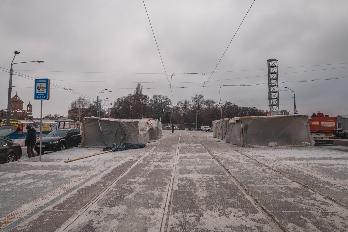 Начиная от проспекта Сергея Нигояна до автовокзала рабочие положили бетонные шпалы и трамвайные пути Начиная от проспекта Сергея Нигояна до автовокзала рабочие положили бетонные шпалы и трамвайные пути