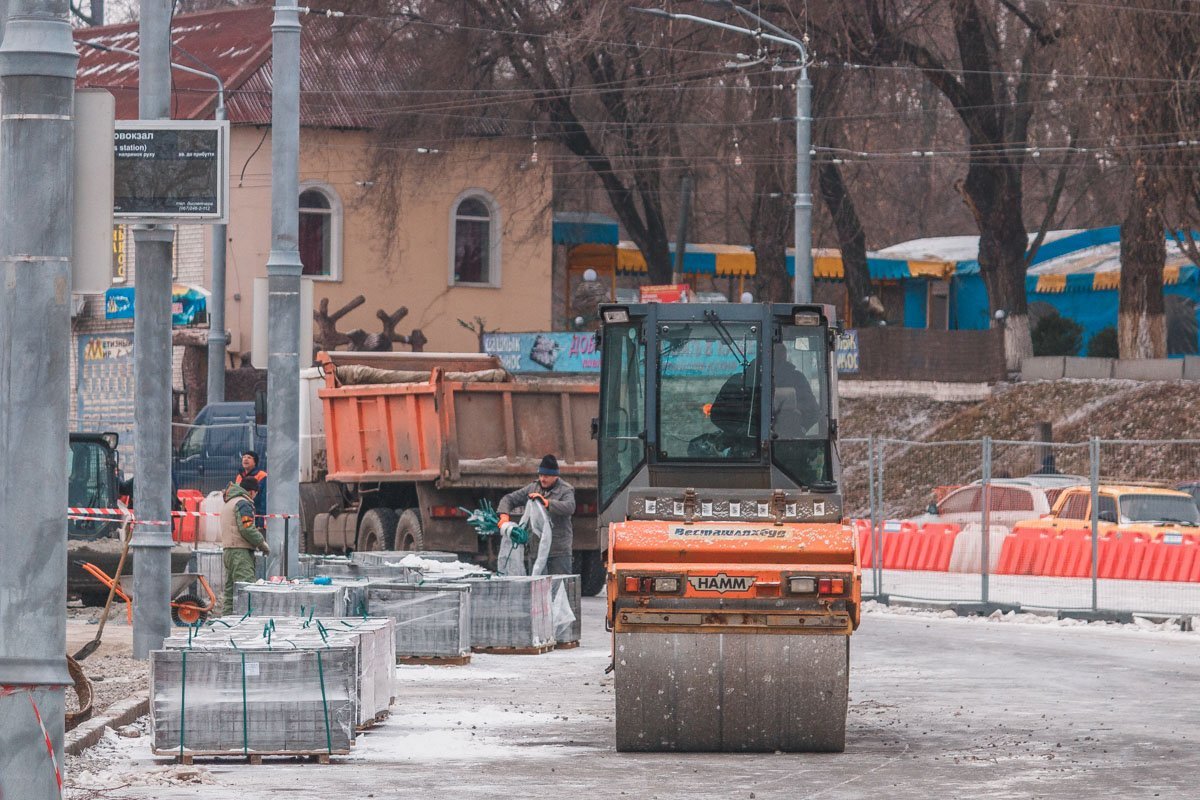 Пока люди ходят пешком по песку и в тумане пыли, которую случайным образом создают рабочие Пока люди ходят пешком по песку и в тумане пыли, которую случайным образом создают рабочие