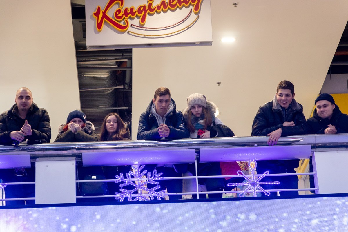 Когда пришел сфотографировать у новогодней елки, но Ломаченко все испортил Когда пришел сфотографировать у новогодней елки, но Ломаченко все испортил