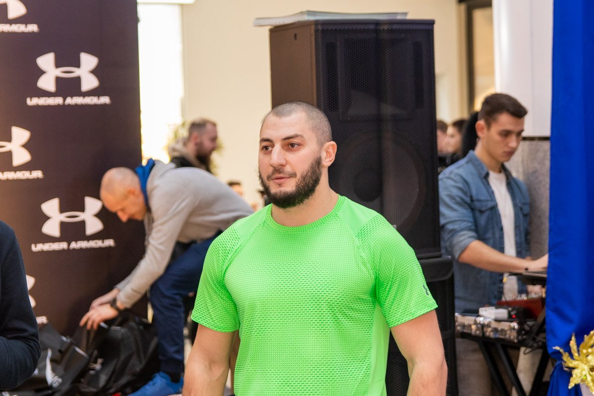 Не каждый день кумира видишь вживую Не каждый день кумира видишь вживую