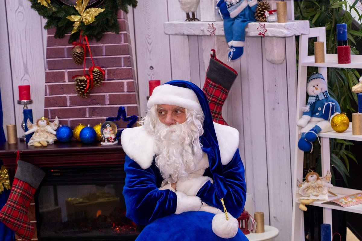 Пока ребята прыгали на скакалке, где-то в мосту грустил один Дед Мороз Пока ребята прыгали на скакалке, где-то в мосту грустил один Дед Мороз