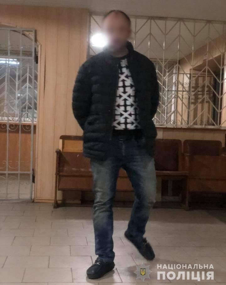 В Днепре на проспекте Мира мужчина сломал полицейскому нос и украл елку 1