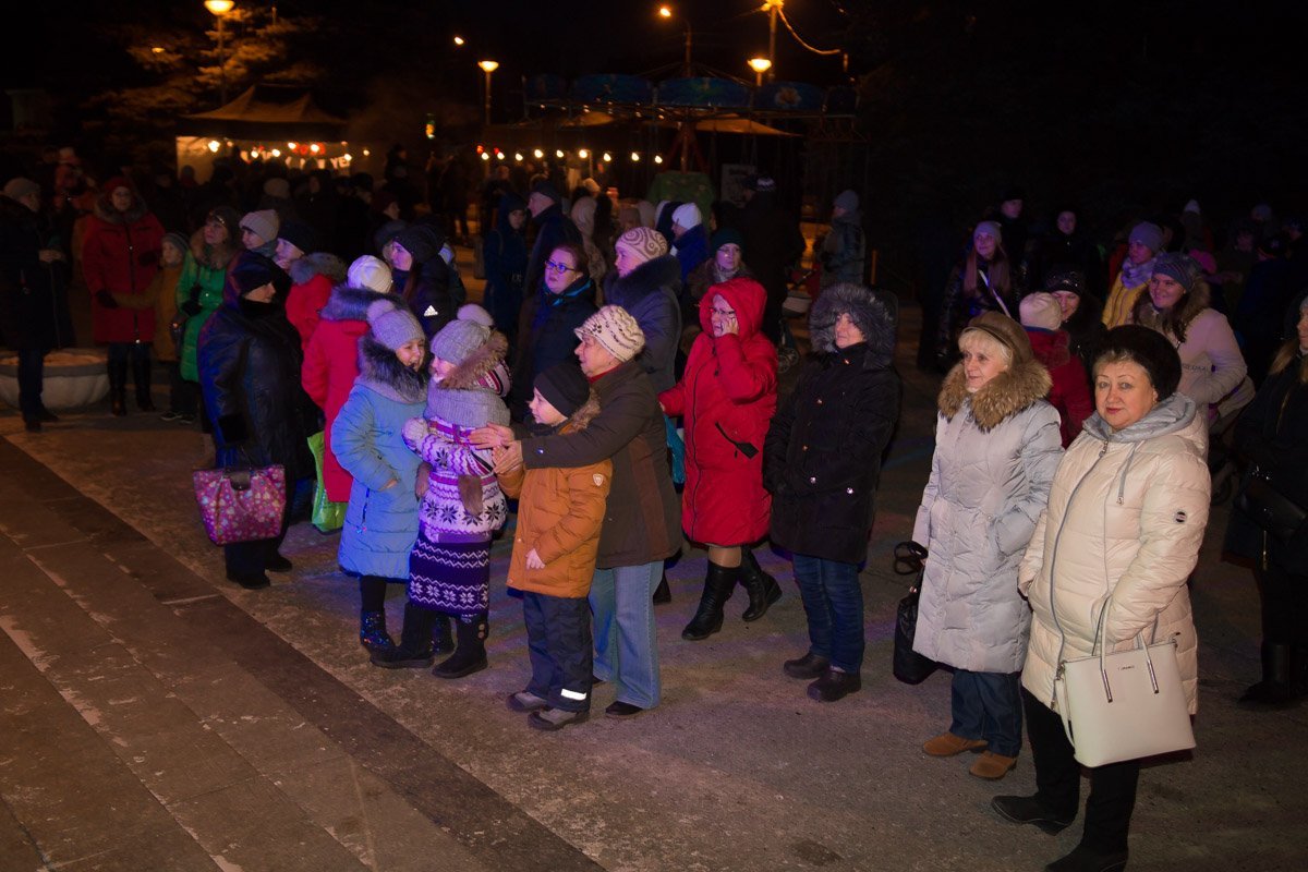 На открытие елки пришло много местных жителей