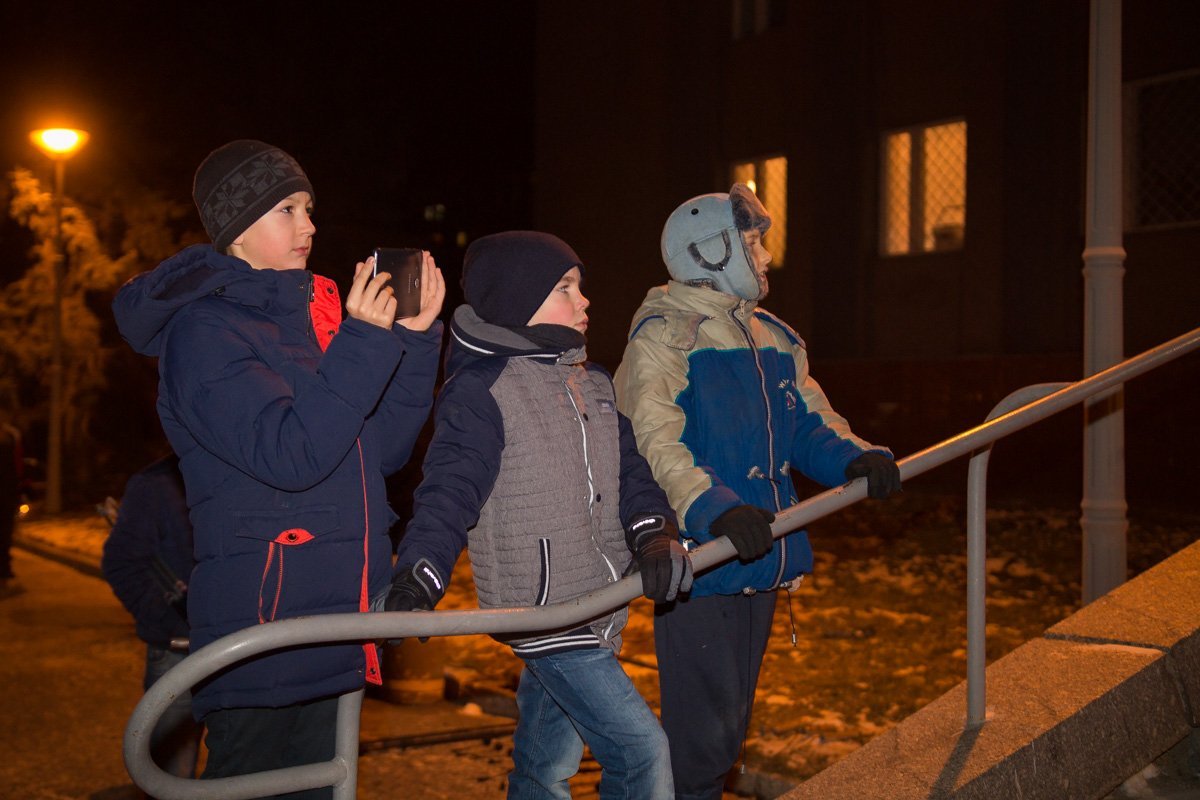 Дети с интересом наблюдали за артистами